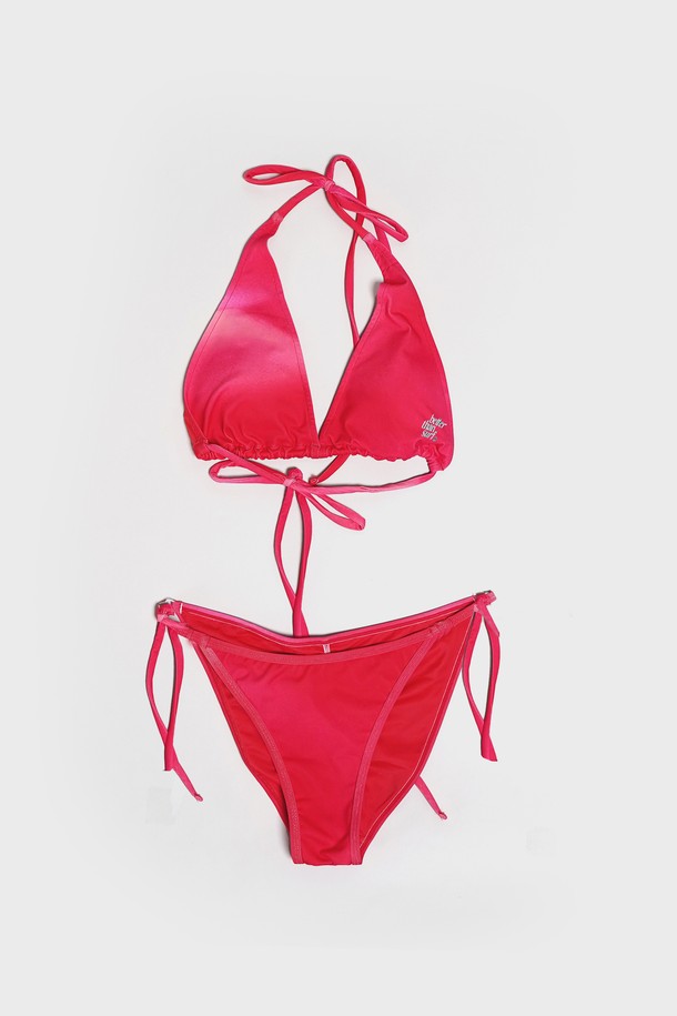 플럼 핑크 컬러의 여성용 비키니 브리프입니다. 신축성이 뛰어나고 속건 기능이 있는 폴리에스테르와 스판덱스 혼방 소재로 제작되어 편안한 착용감을 제공하며, 여름철 수영복으로 적합합니다. 탈부착 가능한 패드와 조절 가능한 스트랩, 뒷면 주름 디테일이 특징입니다.
