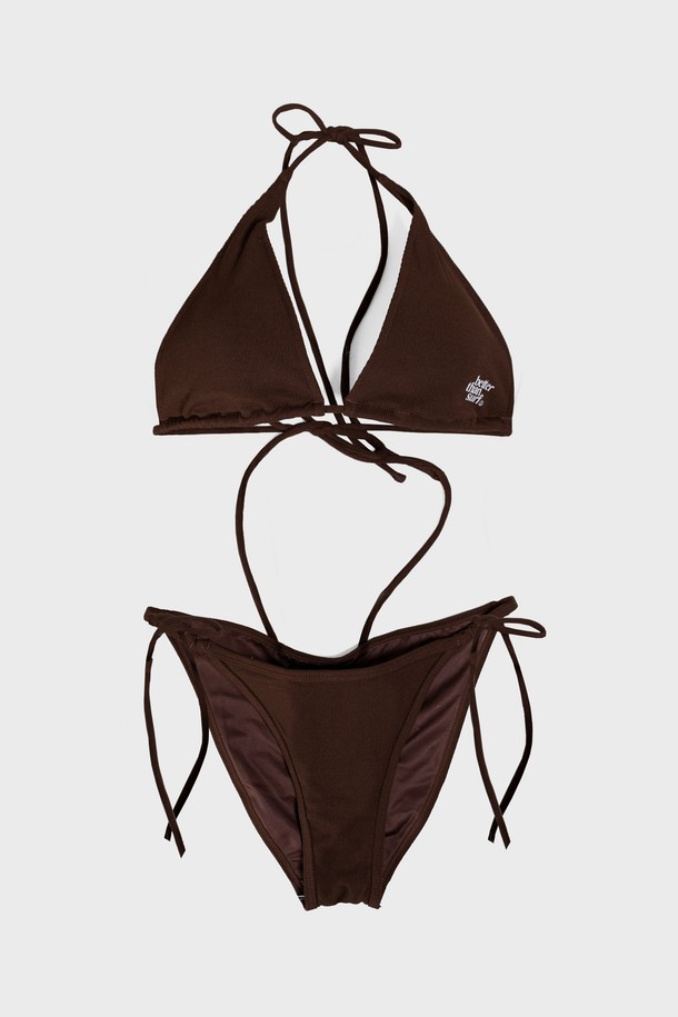 "TAN BIKINI BRIEF - CHOCO"는 여성용 비키니 브리프로, 여름철 수영 및 비치웨어 용도로 적합합니다. 브라운, 초콜릿 컬러의 골지 패턴 디자인에 폴리에스터와 스판덱스 혼방 소재를 사용하여 편안한 착용감을 제공하며, 탈부착 가능한 패딩과 조절 가능한 스트랩으로 볼륨감 있는 연출이 가능합니다. 삼각 바텀 디자인과 입체적인 밑단 처리가 돋보이는 단품 비키니입니다.
