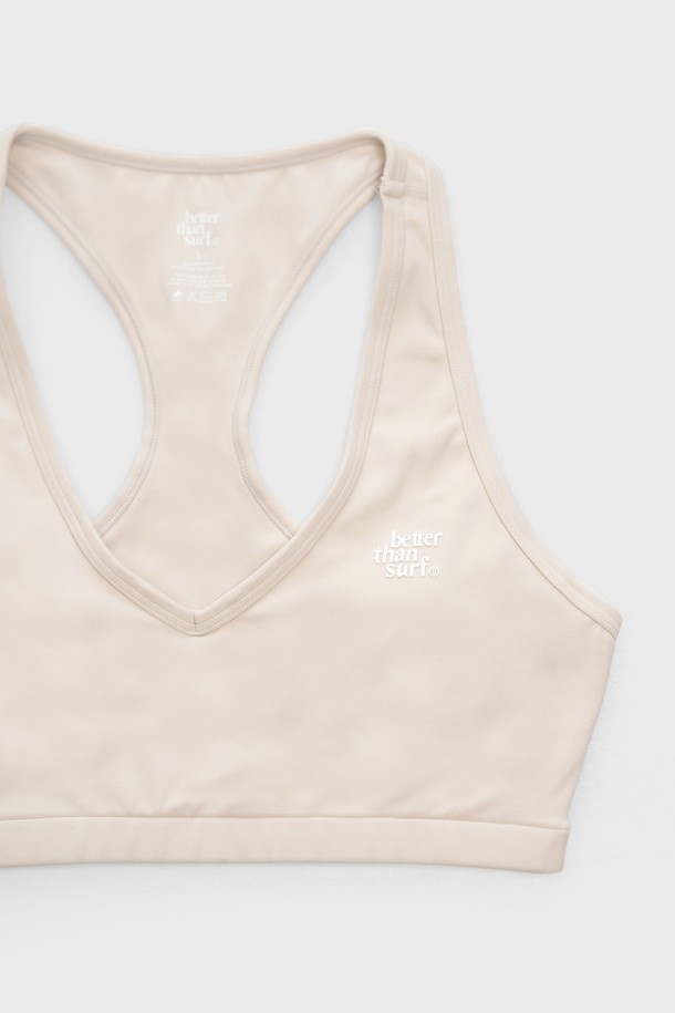 "ACTIVE BRA TOP - SAND"는 부드러운 촉감과 바디피팅 핏을 자랑하는 여성용 스포츠 브라탑입니다. 나일론과 스판덱스의 혼방으로 제작되어 흡습 및 신축성이 뛰어나며, 4방향 스트레치 기능으로 편안한 착용감을 제공합니다. 탈부착 가능한 패드, 매트한 외관, 에어브러시 마감 내부, 복부 및 허리 지지, 벨벳같은 터치감 등 다양한 특징을 갖춘 사계절용 무지 디자인 제품입니다.
