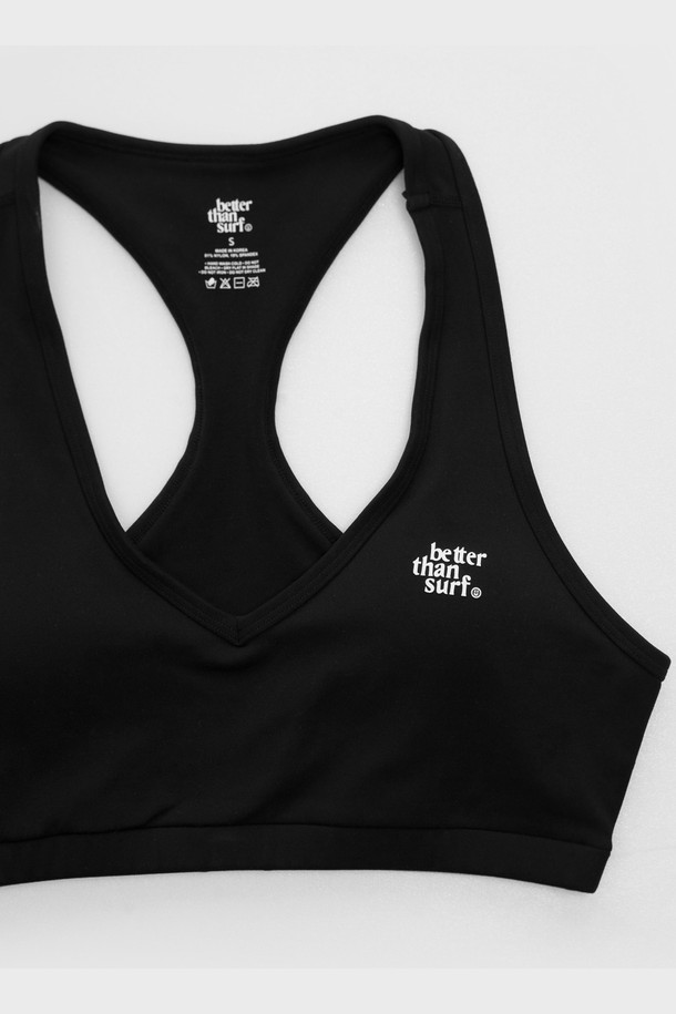 ACTIVE BRA TOP - BLACK은 피트니스, 요가, 운동 시 최적의 활동성을 제공하는 여성 스포츠 브라입니다. 흡습, 신축성, 통기성이 뛰어난 나일론과 스판덱스 혼방 소재로 제작되었으며, 4방향 스트레치 기능과 압축 피팅으로 편안하게 몸을 지지합니다. 에어브러시 마감의 매트한 블랙 컬러에 부드러운 내부, 고밀도 탈부착 패드, 복부 및 허리 지지 기능으로 활동적인 당신을 위한 완벽한 선택입니다.
