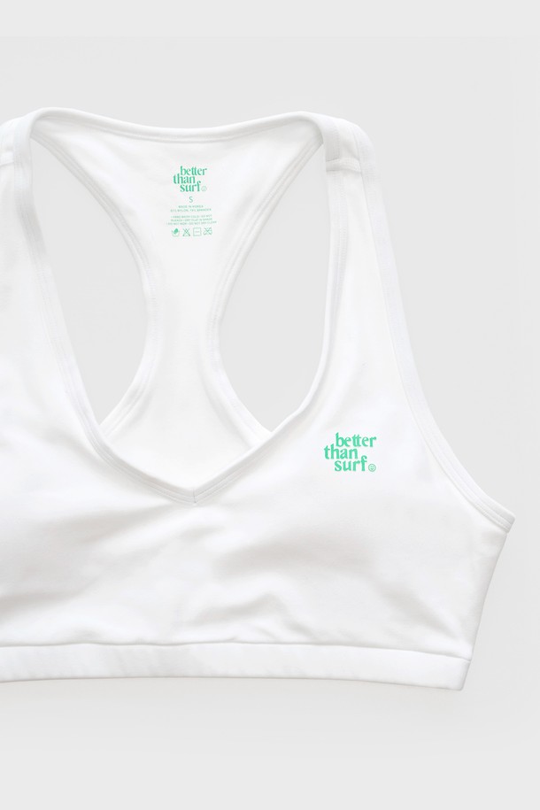 **ACTIVE BRA TOP - WHITE**는 여성용 스포츠 브라탑으로, 피트니스, 요가, 운동 등 다양한 활동에 적합합니다. 흡습, 신축성, 통기성이 뛰어난 나일론과 스판덱스 소재로 제작되었으며, 심리스 디자인에 4방향 스트레치 기능으로 편안한 착용감을 선사합니다. 탈부착 패드와 압박감 있는 착용감, 에어브러시 마감으로 활동적인 움직임에도 안정감을 주며, 우수한 복원력과 형태 유지력으로 오랫동안 변함없이 착용할 수 있습니다.
