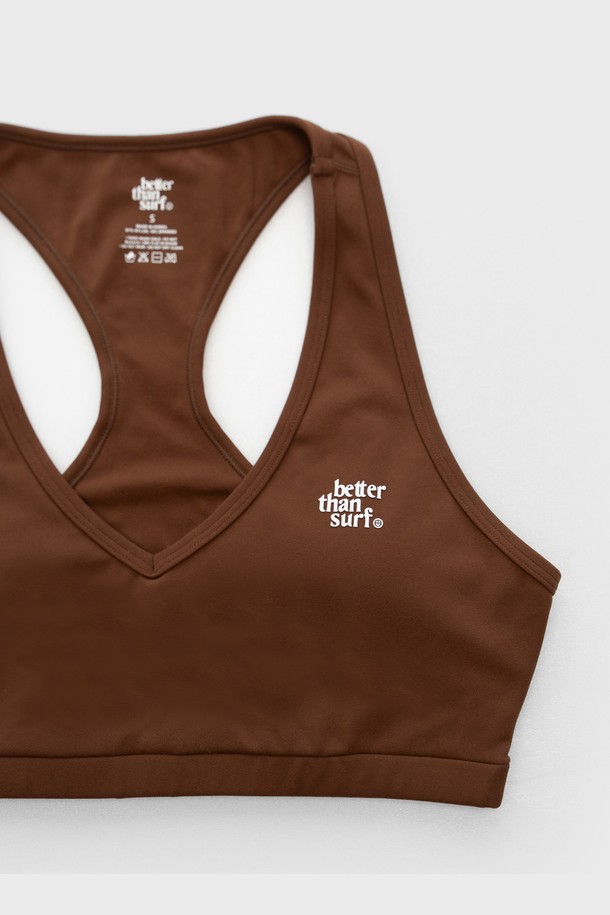 모카 컬러의 ACTIVE BRA TOP은 여성용 스포츠 브라입니다. 흡습, 신축성, 통기 기능이 뛰어나 피트니스, 요가, 일상에서 편안하게 착용 가능하며, 4방향 스트레치 소재로 활동성을 높였습니다. 가볍고 압박감 있는 착용감, 분리형 패드, 뛰어난 내구성이 특징이며, 반복 착용에도 늘어짐 없는 실용적인 제품입니다.
