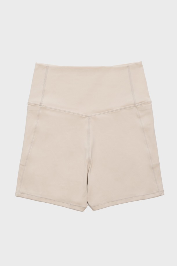 부드러운 촉감의 ACTIVE SHORT LEGGINGS - SAND는 여성용 숏 레깅스입니다. 나일론과 스판덱스 혼방 소재로 제작되어 흡습, 신축성이 뛰어나며, 4방향 스트레치 기능으로 편안한 착용감을 제공합니다. 슬림핏 디자인에 힙 서포트, 복부 압박, 미끄럼 방지 기능과 형태 유지를 위한 디테일까지 더해져 피트니스, 요가, 일상복으로 활용하기 좋습니다.
