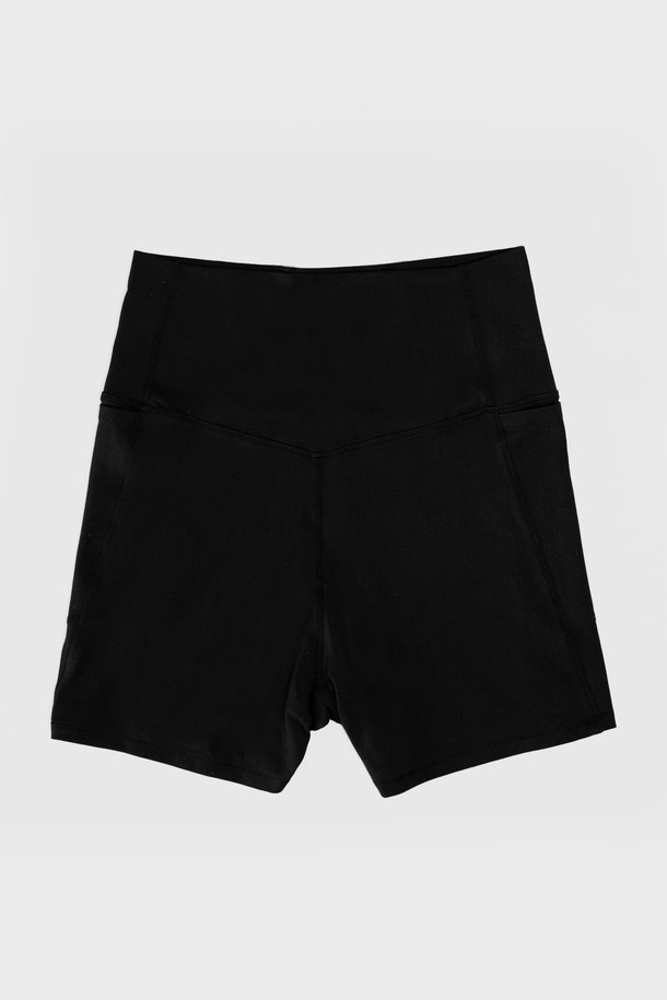 **ACTIVE SHORT LEGGINGS - BLACK**

부드러운 촉감과 뛰어난 신축성을 자랑하는 여성용 블랙 숏 레깅스입니다. 나일론과 스판덱스 혼방 소재로 제작되어 피트니스, 요가, 일상에서 편안하게 착용 가능하며, 얇고 슬림한 핏으로 활동성을 높였습니다. 4방향 스트레치, 사이드 포켓, 복부 안정 지지 기능과 밴딩 허리 디자인으로 편안함과 스타일을 동시에 잡았으며, 반복 착용에도 늘어짐 없는 뛰어난 내구성을 제공합니다.
