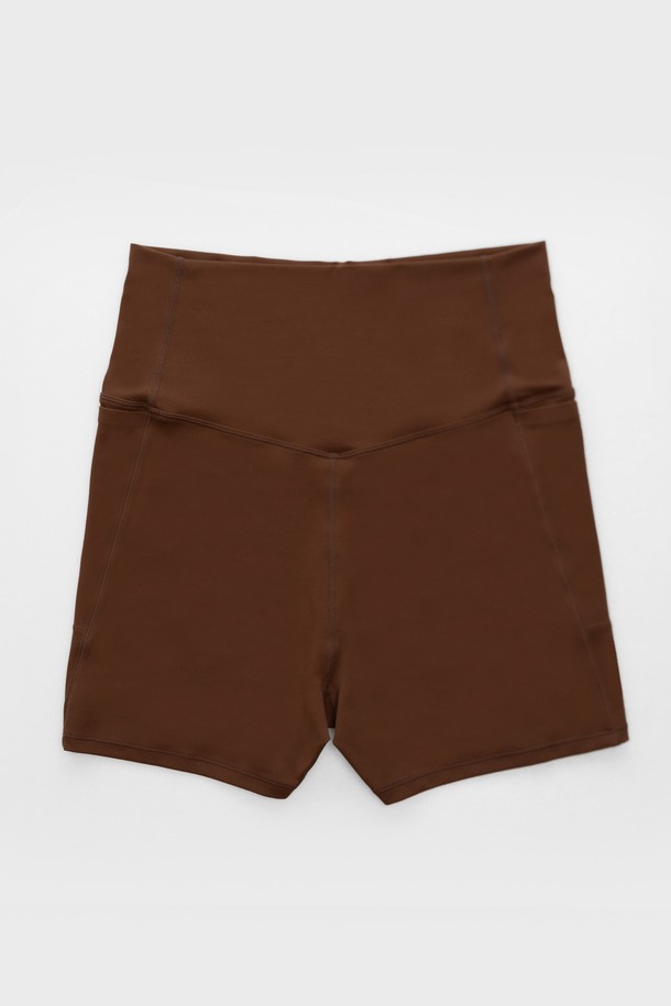 모카 컬러의 ACTIVE SHORT LEGGINGS는 여성용 숏 레깅스로, 피트니스, 운동, 요가 등 다양한 활동에 적합합니다. 나일론과 스판덱스 혼방 소재로 제작되어 부드러운 촉감과 뛰어난 신축성, 흡습 기능으로 편안한 착용감을 제공하며, 4방향 스트레치, 하이웨스트, 복부 지지 기능으로 활동성을 높였습니다. 슬림핏 디자인에 에어브러시 매트 마감 처리와 사이드 포켓 디테일이 더해져 스포티한 스타일을 완성합니다.
