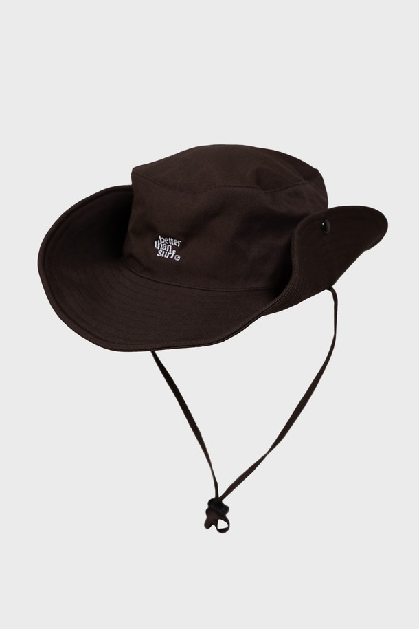 브라운 컬러의 SURF HAT는 면 소재로 제작되어 봄, 여름철 아웃도어 활동과 일상에서 쾌적하게 착용할 수 있습니다. 9-9.5cm 깊이의 모자는 와이드 챙(35-36cm)과 스트랩, 스토퍼 디자인으로 자외선 차단 및 사이즈 조절 기능을 제공합니다. 공용으로 착용 가능하며, 무지 패턴으로 어떤 스타일에도 쉽게 매치할 수 있습니다.
