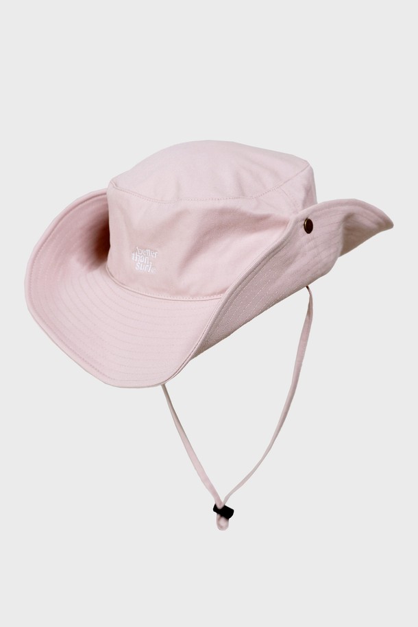 부드러운 면 소재의 SURF HAT - PALE PINK는 아웃도어 활동과 일상에서 모두 활용 가능한 모자입니다. 9~9.5cm 깊이의 챙과 35~36cm 넒이의 챙이 햇빛을 효과적으로 차단하며, 스토퍼와 스트랩으로 사이즈 조절이 용이합니다. 페일 핑크 컬러의 무지 디자인으로 어떤 스타일에도 매치하기 좋으며, 봄, 여름 시즌에 착용하기 적합합니다.
