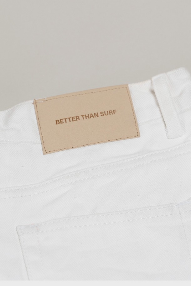 화사한 화이트 컬러의 데님 스커트 팬츠입니다. 면 소재의 A라인 핏으로 편안하면서도 캐주얼한 스타일을 연출합니다. 빈티지 워싱과 디스트로이드 디테일이 돋보이며, YKK 지퍼를 사용하여 내구성을 높였습니다. 봄, 여름 시즌에 활용하기 좋은 데일리 아이템입니다.
