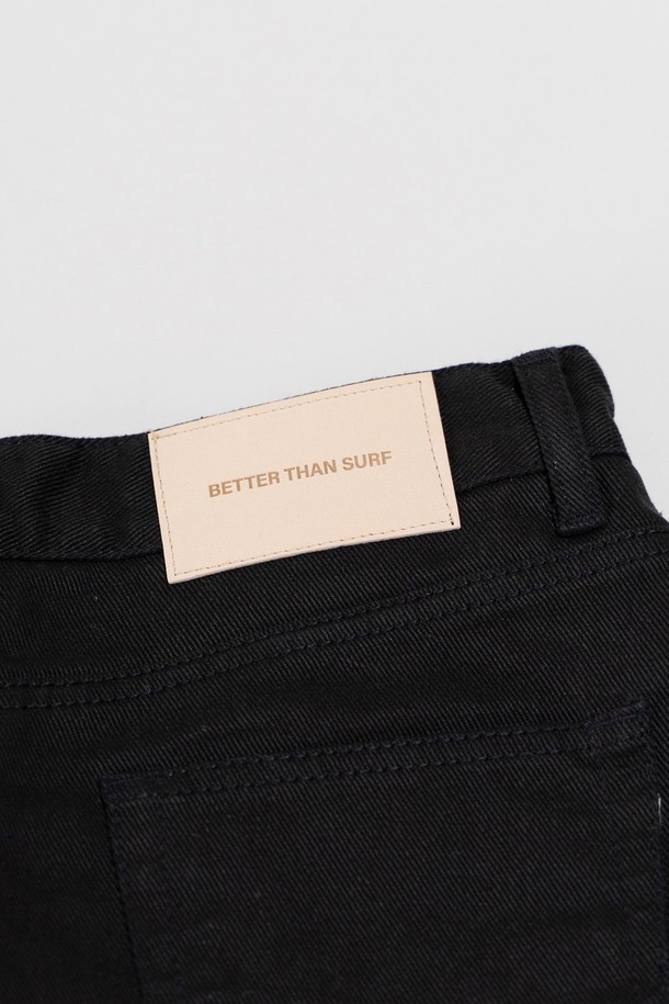 블랙 컬러의 데님 스커트 팬츠입니다. A라인 핏으로 캐주얼한 스타일을 연출하며, 워싱 및 디스트로이드 디테일이 빈티지한 느낌을 더합니다. YKK 지퍼를 사용하여 내구성을 높였으며, 허리 지퍼 끝단 처리를 통해 깔끔한 마감을 선보입니다. 봄, 여름, 가을 계절에 활용하기 좋은 데일리 아이템입니다.
