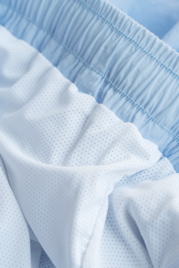 시원한 여름을 위한 남성용 숏츠, SUMMER SHORTS - SALTY BLUE입니다. 나일론과 폴리우레탄 혼방 소재로 제작되어 부드러운 촉감과 뛰어난 발수 및 통기성을 제공하며, 레귤러핏으로 편안한 착용감을 선사합니다. 허리 밴딩, 이너팬츠 내장, 사이드 및 백 포켓, 신축성까지 갖춰 일상 및 운동 시에도 활동성을 보장합니다.
