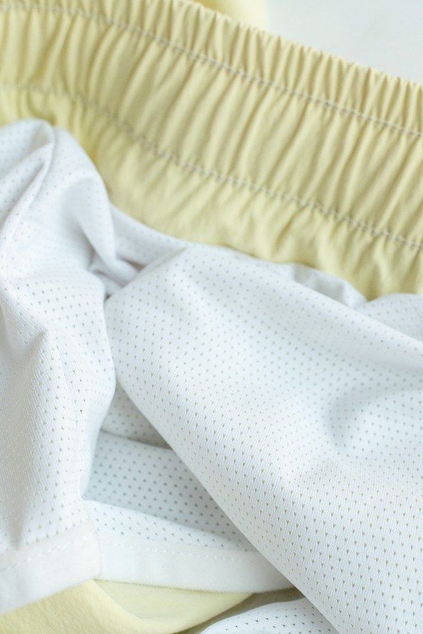 SUMMER SHORTS - SUNNY LIME는 가볍고 시원한 착용감을 제공하는 남성용 숏 팬츠입니다. 나일론과 폴리우레탄 혼방 소재로 제작되어 흡습, 속건, 신축성, 발수 기능과 부드러운 촉감을 자랑하며, 레귤러핏으로 편안하게 착용 가능합니다. 허리 밴딩과 이너 팬츠가 내장되어 활동성을 높였으며, 일상과 스포츠 활동 모두에 적합한 아이템입니다.
