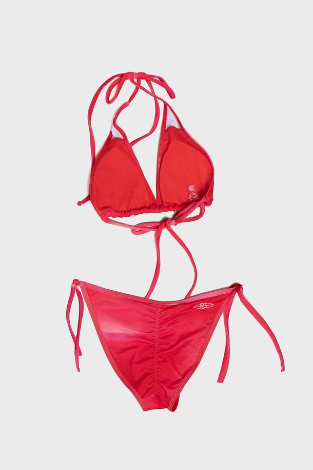 플럼 핑크 컬러의 여성용 비키니 브리프입니다. 신축성이 뛰어나고 속건 기능이 있는 폴리에스테르와 스판덱스 혼방 소재로 제작되어 편안한 착용감을 제공하며, 여름철 수영복으로 적합합니다. 탈부착 가능한 패드와 조절 가능한 스트랩, 뒷면 주름 디테일이 특징입니다.
