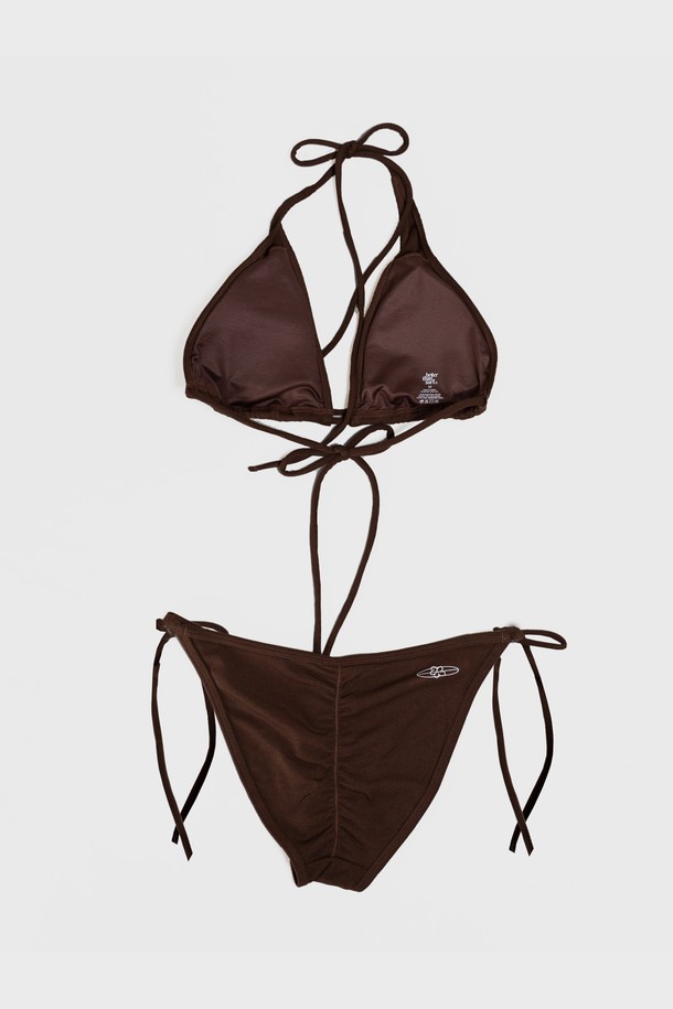 "TAN BIKINI BRIEF - CHOCO"는 여성용 비키니 브리프로, 여름철 수영 및 비치웨어 용도로 적합합니다. 브라운, 초콜릿 컬러의 골지 패턴 디자인에 폴리에스터와 스판덱스 혼방 소재를 사용하여 편안한 착용감을 제공하며, 탈부착 가능한 패딩과 조절 가능한 스트랩으로 볼륨감 있는 연출이 가능합니다. 삼각 바텀 디자인과 입체적인 밑단 처리가 돋보이는 단품 비키니입니다.
