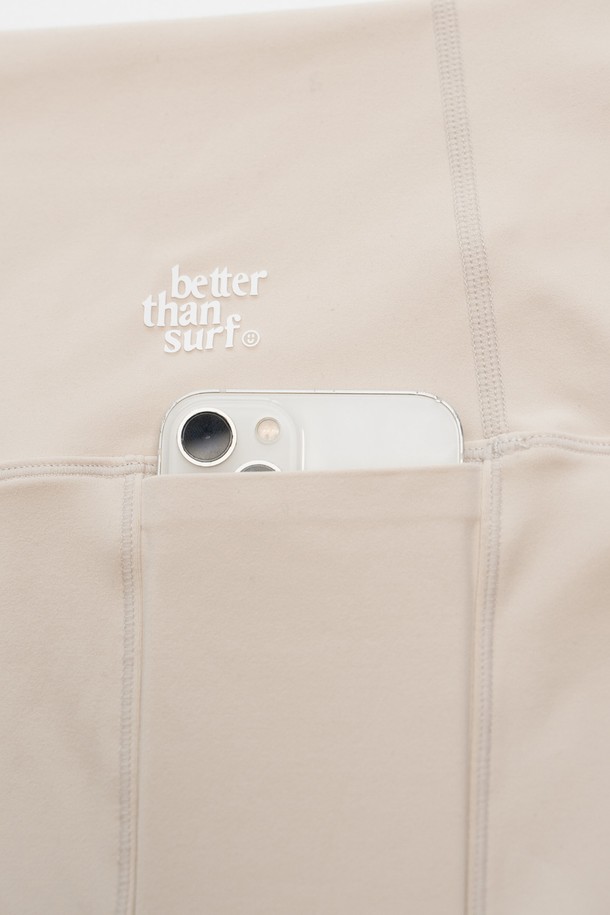 부드러운 촉감의 ACTIVE SHORT LEGGINGS - SAND는 여성용 숏 레깅스입니다. 나일론과 스판덱스 혼방 소재로 제작되어 흡습, 신축성이 뛰어나며, 4방향 스트레치 기능으로 편안한 착용감을 제공합니다. 슬림핏 디자인에 힙 서포트, 복부 압박, 미끄럼 방지 기능과 형태 유지를 위한 디테일까지 더해져 피트니스, 요가, 일상복으로 활용하기 좋습니다.
