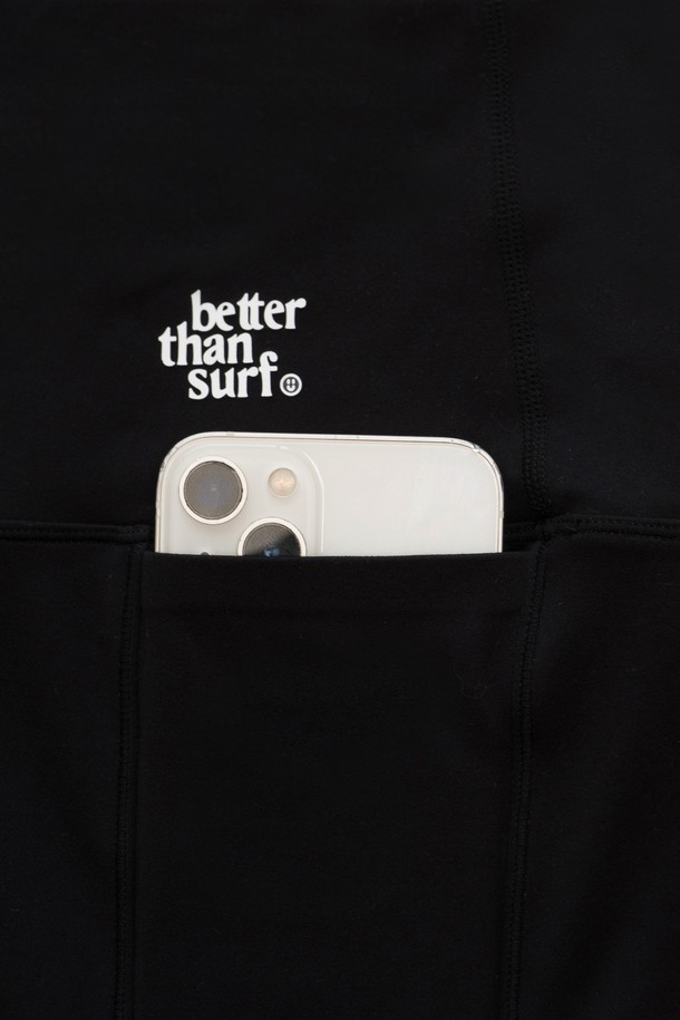 **ACTIVE SHORT LEGGINGS - BLACK**

부드러운 촉감과 뛰어난 신축성을 자랑하는 여성용 블랙 숏 레깅스입니다. 나일론과 스판덱스 혼방 소재로 제작되어 피트니스, 요가, 일상에서 편안하게 착용 가능하며, 얇고 슬림한 핏으로 활동성을 높였습니다. 4방향 스트레치, 사이드 포켓, 복부 안정 지지 기능과 밴딩 허리 디자인으로 편안함과 스타일을 동시에 잡았으며, 반복 착용에도 늘어짐 없는 뛰어난 내구성을 제공합니다.
