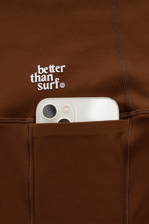 모카 컬러의 ACTIVE SHORT LEGGINGS는 여성용 숏 레깅스로, 피트니스, 운동, 요가 등 다양한 활동에 적합합니다. 나일론과 스판덱스 혼방 소재로 제작되어 부드러운 촉감과 뛰어난 신축성, 흡습 기능으로 편안한 착용감을 제공하며, 4방향 스트레치, 하이웨스트, 복부 지지 기능으로 활동성을 높였습니다. 슬림핏 디자인에 에어브러시 매트 마감 처리와 사이드 포켓 디테일이 더해져 스포티한 스타일을 완성합니다.
