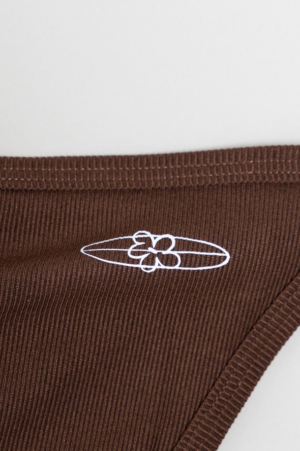 "TAN BIKINI BRIEF - CHOCO"는 여성용 비키니 브리프로, 여름철 수영 및 비치웨어 용도로 적합합니다. 브라운, 초콜릿 컬러의 골지 패턴 디자인에 폴리에스터와 스판덱스 혼방 소재를 사용하여 편안한 착용감을 제공하며, 탈부착 가능한 패딩과 조절 가능한 스트랩으로 볼륨감 있는 연출이 가능합니다. 삼각 바텀 디자인과 입체적인 밑단 처리가 돋보이는 단품 비키니입니다.
