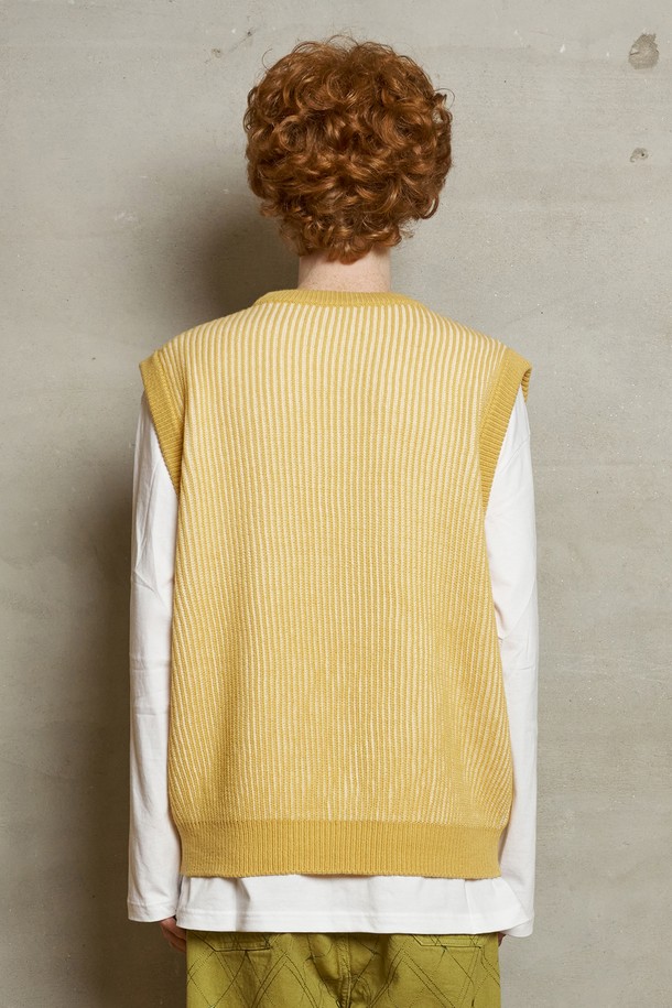 UNALLOYED - 베스트 - STRATUM KNIT VEST / YELLOW