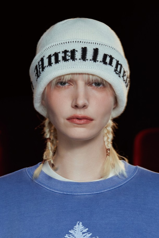 UNALLOYED - 모자 - GOTHIC LOGO BEANIE / IVORY