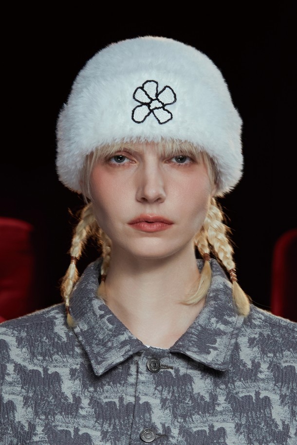 UNALLOYED - 모자 - FLOWER FUR BEANIE / IVORY