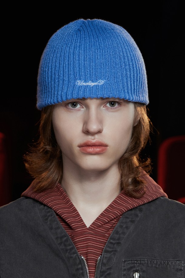 UNALLOYED - 모자 - CLASSIC LOGO BEANIE / BLUE