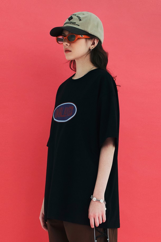 UNALLOYED - 반팔티셔츠 - OVAL LOGO T SHIRT / BLACK