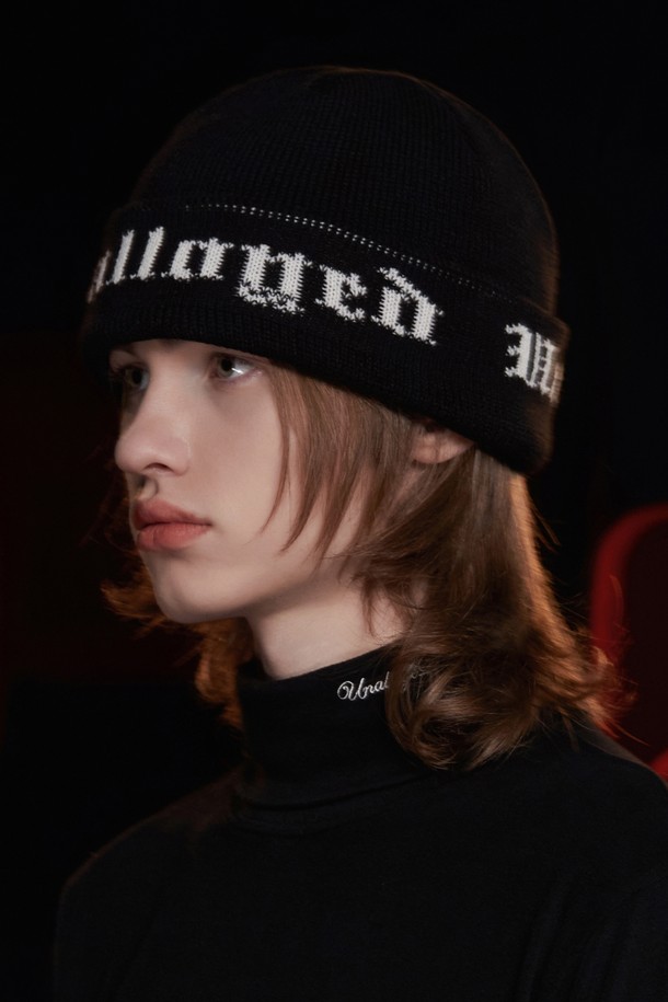 UNALLOYED - 모자 - GOTHIC LOGO BEANIE / BLACK