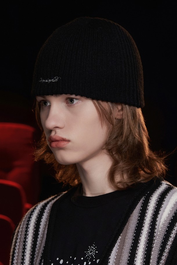 UNALLOYED - 모자 - CLASSIC LOGO BEANIE / BLACK