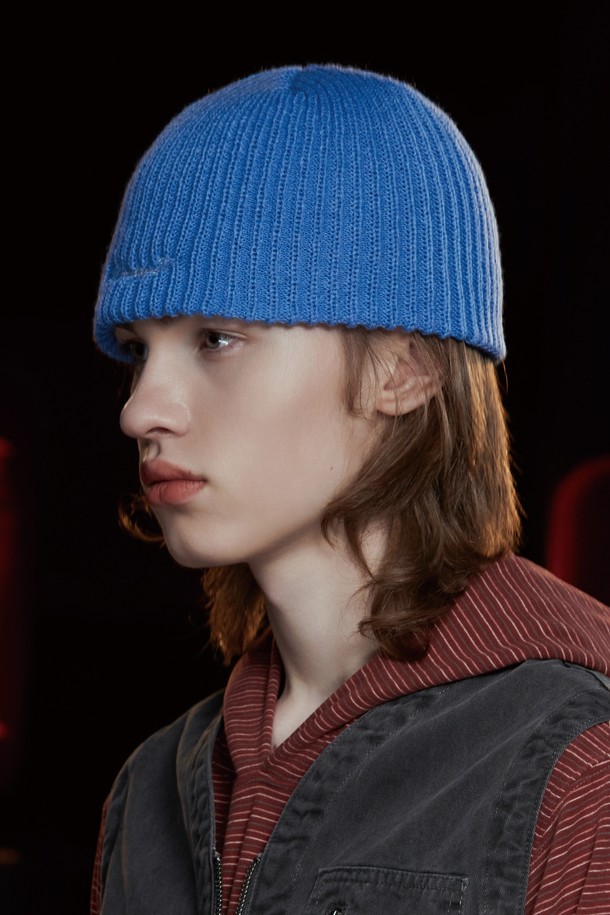 UNALLOYED - 모자 - CLASSIC LOGO BEANIE / BLUE