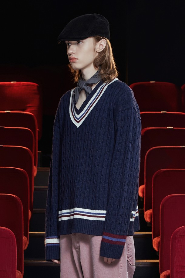 UNALLOYED - 스웨터 - CABLE V NECK CRICKET KNIT / NAVY