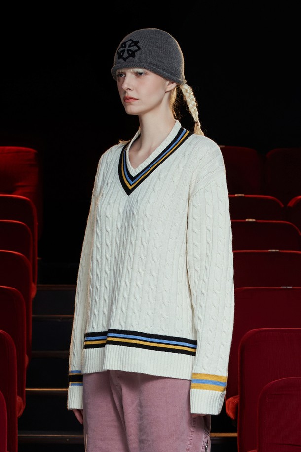 UNALLOYED - 스웨터 - CABLE V NECK CRICKET KNIT / IVORY