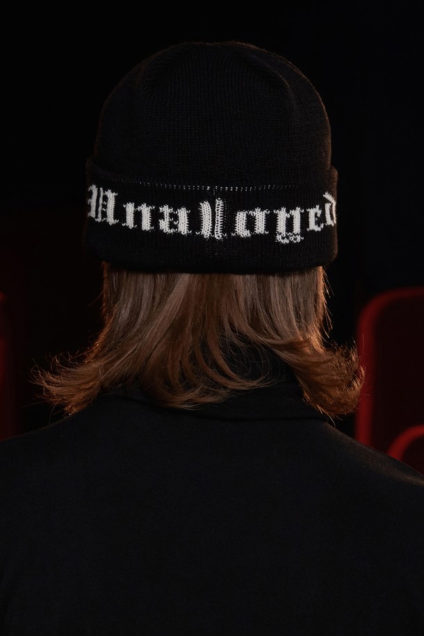 UNALLOYED - 모자 - GOTHIC LOGO BEANIE / BLACK