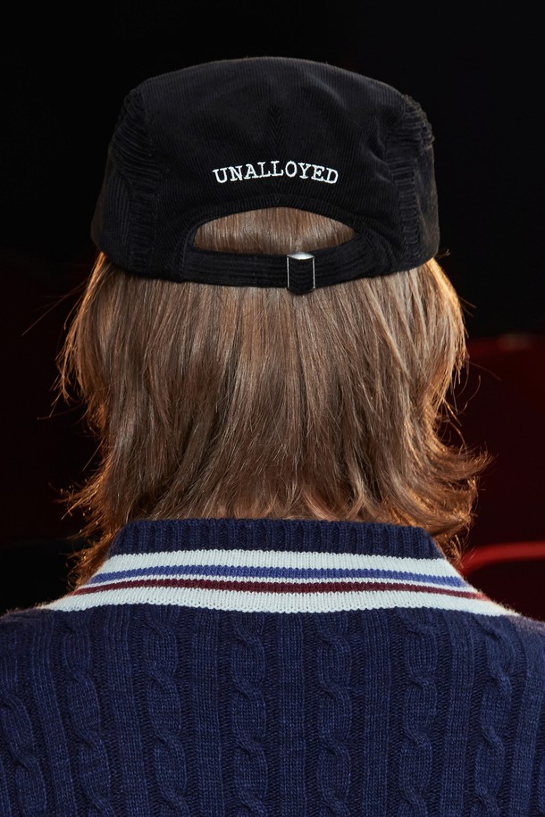 UNALLOYED - 모자 - LOGO CORDUROY HUNTING CAP / BLACK