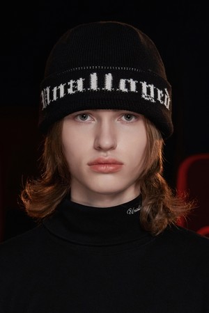 GOTHIC LOGO BEANIE / BLACK