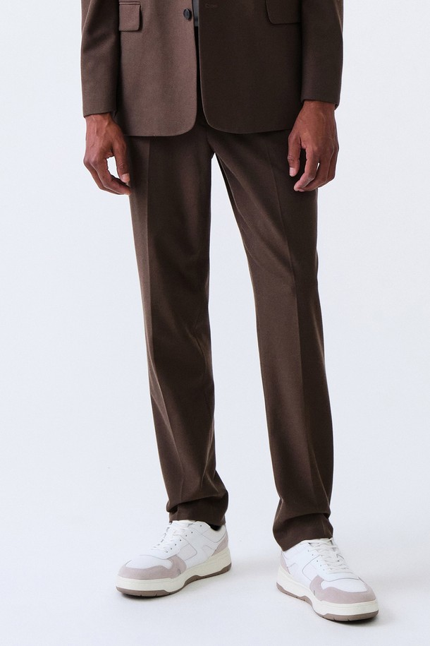 기모 스트레치 에센셜 셋업 팬츠_브라운 (릴렉스핏)는 포멀한 자리와 일상 모두 활용 가능한 남성용 정장 바지입니다. 부드러운 촉감의 기모 소재에 스트레치 기능이 더해져 편안한 착용감을 제공하며, 가을, 겨울 시즌에 적합합니다. 릴렉스핏 디자인으로 활동성을 높였으며, 허리 밴딩으로 편안함을 더했습니다. 클래식하고 베이직한 스타일로 출근룩, 비즈니스 캐주얼, 겨울 데일리룩 등 다양한 TPO에 활용할 수 있습니다. 밑단 수선 없이 바로 착용 가능한 실용적인 아이템입니다.
