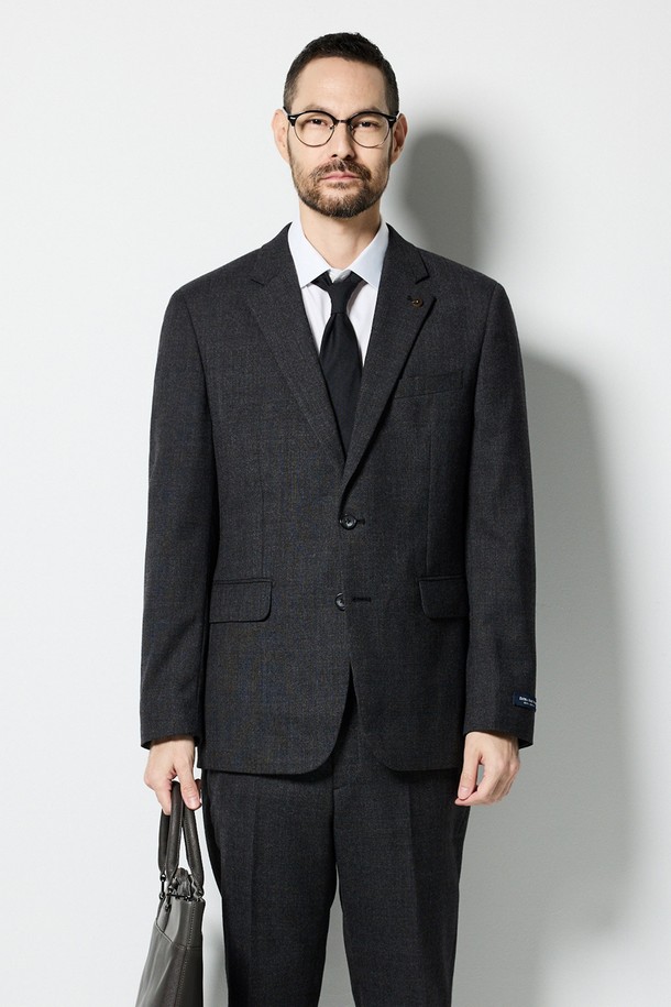 클래식한 무드의 남성용 울 혼방 수트 재킷입니다. 톤 다운된 그레이 컬러와 글렌체크 패턴이 세련된 느낌을 더합니다. 두꺼운 두께감과 부드러운 촉감의 울 혼방 소재로 제작되어 가을, 겨울 시즌 따뜻하게 착용할 수 있습니다. 노치드 라펠, 사이드 벤트, 투 버튼 디테일의 싱글 버튼 형태로, 포멀한 오피스룩이나 회의, 출근 룩에 적합합니다. 클래식 핏으로 제작되어 편안하면서도 세련된 스타일을 연출합니다.
