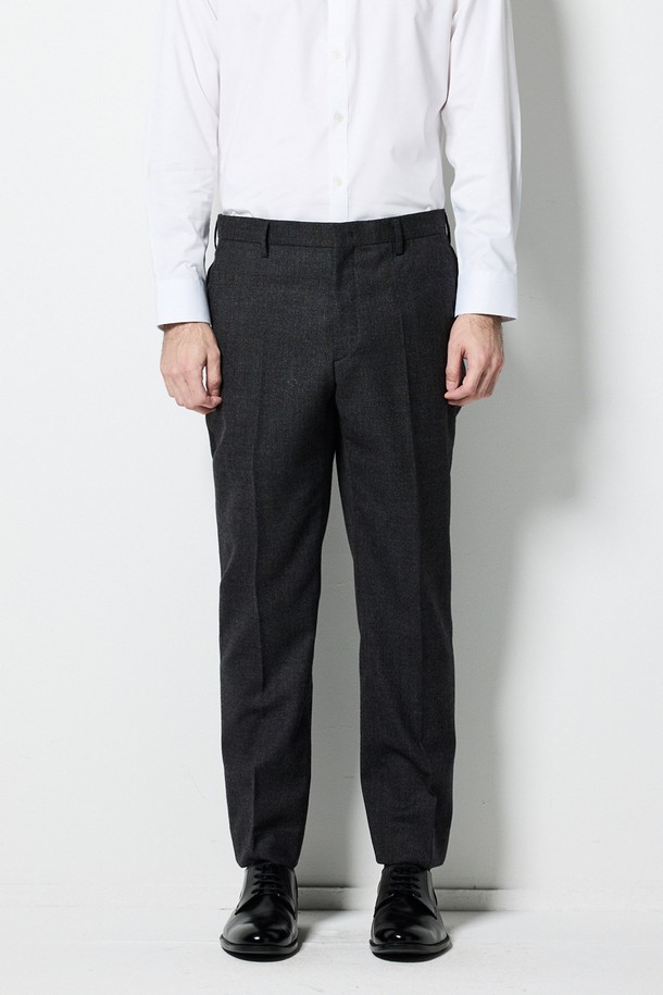 클래식한 매력의 남성용 울 혼방 체크 수트 팬츠입니다. 그레이 컬러의 사계절용 긴 바지로, 울 소재 특유의 고급스러운 질감과 클래식핏 디자인이 특징입니다. 정장, 포멀, 비즈니스 캐주얼 등 다양한 TPO에 활용 가능하며, 신축성이 있어 편안한 착용감을 선사합니다. 밑단 수선이 필요한 제품입니다.
