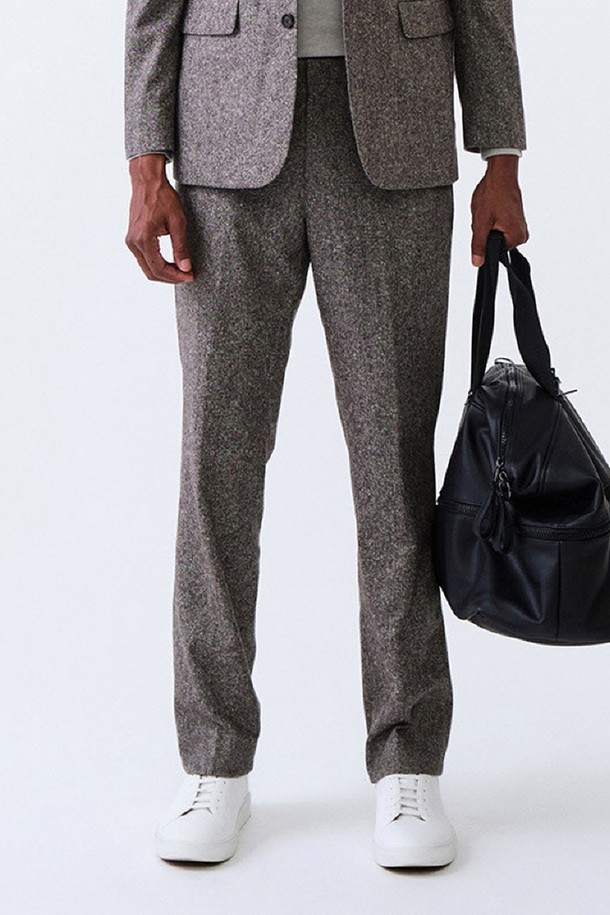 [BLACK LABEL] 클래식핏 마를렌 홈스펀 수트 팬츠 (베이지)는 MARLANE (마를렌) 홈스펀 원단을 사용하여 부드러운 촉감과 고급스러운 착용감을 선사합니다. 블랙라벨 라인으로 출시되어 포멀한 스타일을 강조하며, 사계절 내내 활용 가능한 실용적인 아이템입니다. 클래식핏으로 제작되어 오피스룩, 비즈니스 캐주얼, 회의룩 등 다양한 TPO (Time, Place, Occasion)에 적합합니다. 베이지 컬러의 무지 디자인으로 미니멀하고 세련된 스타일을 연출할 수 있습니다. 울 소재 특유의 고급스러움과 클래식한 실루엣이 돋보이는 수트 팬츠입니다.
