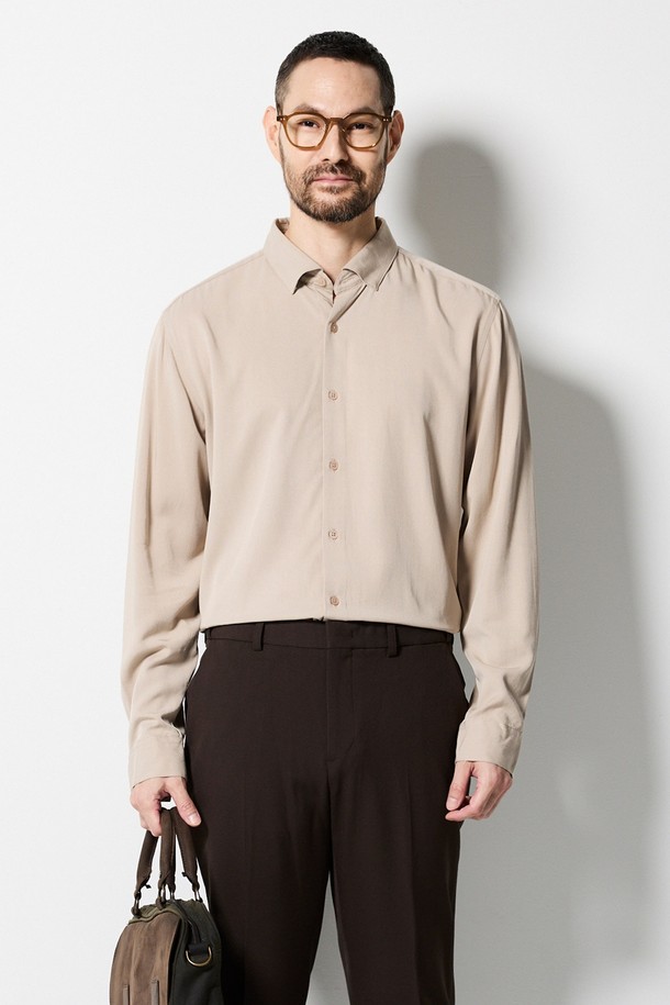 클래식핏 이지포멀 셔츠 (베이지)는 부드러운 레이온 소재로 제작되어 우아한 드레이프성과 편안한 착용감을 선사합니다. 미니멀하고 클래식한 디자인으로 데이트룩, 카페룩, 출근룩 등 다양한 TPO에 활용하기 좋습니다. 깔끔한 실루엣과 긴 소매 기장으로 세련된 스타일을 연출하며, 베이지 컬러는 어떤 옷에도 쉽게 매치되어 활용도를 높입니다. 클래식핏으로 제작되어 편안하면서도 시크한 매력을 더합니다.
