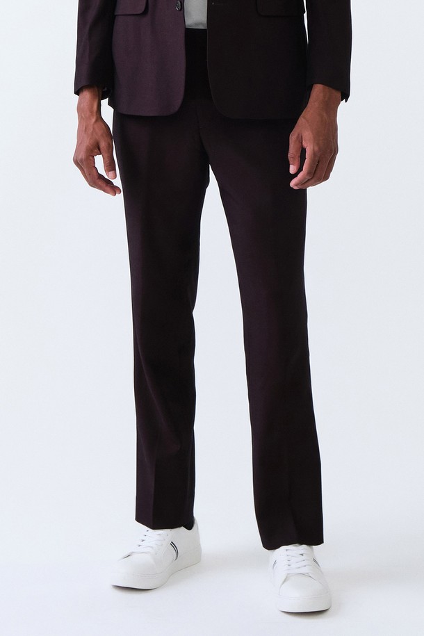 이탈리아 MARLANE (말란) 울 스트레치 포멀 팬츠_와인 (클래식핏)은 고급스러운 정장 및 포멀 스타일을 위한 남성용 바지입니다. 부드러운 촉감의 울 소재와 스트레치 기능으로 편안한 착용감을 제공하며, 사계절 내내 활용 가능합니다. 클래식한 디자인과 와인 컬러가 세련된 분위기를 연출하며, 오피스룩, 회의룩, 출근룩에 적합합니다. 밑단 수선이 필요한 제품으로, 개인의 체형에 맞춰 완벽한 핏을 완성할 수 있습니다.
