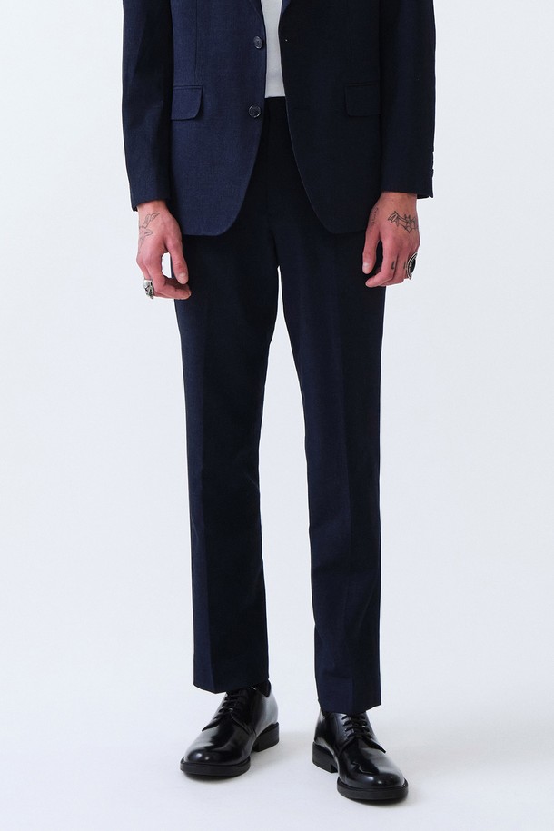 "[BLACK LABEL] 클래식핏 말레인 수트 팬츠 (네이비)"는 남성 고객을 위한 포멀 및 정장 스타일의 수트 팬츠입니다. 사계절 모두 착용 가능하며, 클래식하고 미니멀한 디자인으로 오피스룩, 비즈니스 캐주얼, 면접룩 등 다양한 TPO에 활용할 수 있습니다. 부드러운 울 소재로 제작되어 편안한 착용감을 선사하며, 클래식핏으로 세련된 실루엣을 연출합니다. 무지 패턴에 긴 기장으로 제작되었고, 스트레치 기능과 밑단 수선이 가능하여 실용성을 더했습니다.
