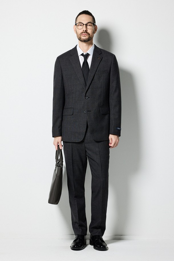 클래식한 무드의 남성용 울 혼방 수트 재킷입니다. 톤 다운된 그레이 컬러와 글렌체크 패턴이 세련된 느낌을 더합니다. 두꺼운 두께감과 부드러운 촉감의 울 혼방 소재로 제작되어 가을, 겨울 시즌 따뜻하게 착용할 수 있습니다. 노치드 라펠, 사이드 벤트, 투 버튼 디테일의 싱글 버튼 형태로, 포멀한 오피스룩이나 회의, 출근 룩에 적합합니다. 클래식 핏으로 제작되어 편안하면서도 세련된 스타일을 연출합니다.
