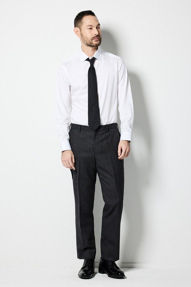 클래식한 매력의 남성용 울 혼방 체크 수트 팬츠입니다. 그레이 컬러의 사계절용 긴 바지로, 울 소재 특유의 고급스러운 질감과 클래식핏 디자인이 특징입니다. 정장, 포멀, 비즈니스 캐주얼 등 다양한 TPO에 활용 가능하며, 신축성이 있어 편안한 착용감을 선사합니다. 밑단 수선이 필요한 제품입니다.
