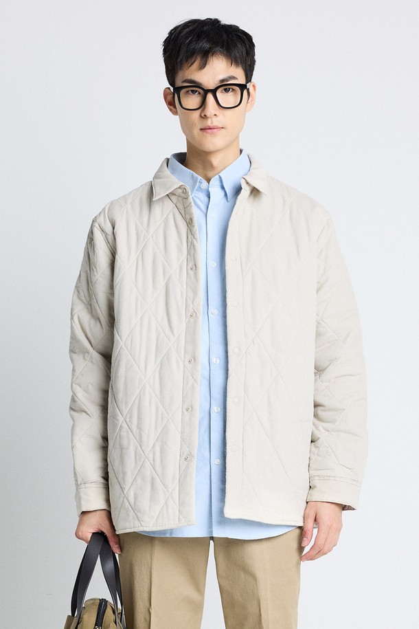 아이보리 컬러의 남성용 다이아 퀼팅 셔츠형 자켓입니다. 두꺼운 코듀로이 소재로 제작되어 봄, 가을, 겨울까지 폭넓게 활용 가능합니다. 캐주얼 및 베이직 스타일을 연출하며, 셔츠형 디자인과 레귤러 핏으로 편안한 착용감을 제공합니다. 에코 패딩 충전재와 다이아몬드 퀼팅 안감, 옆트임 디테일이 특징입니다. 동네 마실룩, 겨울 데일리룩 등 다양한 TPO에 맞춰 활용할 수 있습니다.
