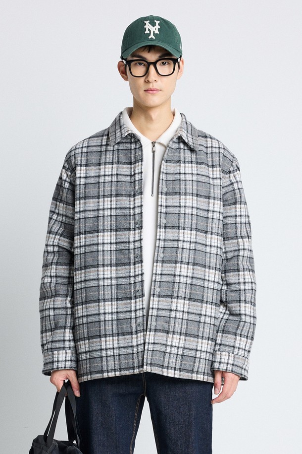 **울혼방 체크 셔츠형 재킷**은 남성용 아우터입니다. 가을과 겨울에 적합하며, 일상, 모임, 데이트 등 다양한 TPO에 활용할 수 있습니다. 캐주얼, 클래식, 미니멀 스타일을 모두 아우르는 베이직한 디자인의 셔츠 재킷으로, 그레이 체크 패턴이 특징입니다. 울 혼방 소재와 두꺼운 두께감으로 보온성을 높였으며, 다이아 킬팅 안감과 밑단 양쪽 트임, 패딩 스타일 디테일이 돋보입니다. 레귤러 핏에 버튼 여밈 방식이며, 긴 소매 기장과 셔츠 자켓 타입으로 제작되었습니다.
