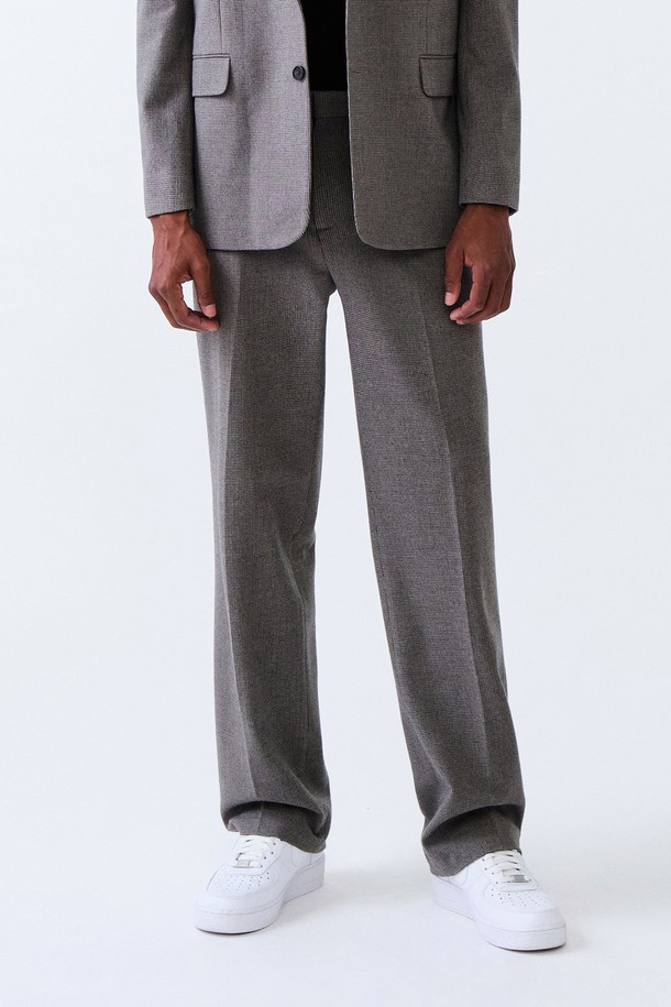 세련된 분위기를 연출하는 남성용 와이드핏 '스몰패턴' 팬츠입니다. 가을, 겨울 시즌에 적합하며, 베이직하고 클래식한 스타일로 다양한 상의와 매치하기 좋습니다. 비즈니스 캐주얼, 출근룩, 모임룩 등 격식 있는 자리에 잘 어울립니다. 신축성이 있어 편안한 착용감을 제공하며, 밑단 수선 없이 바로 입을 수 있습니다. 미니멀한 디자인으로 깔끔하고 세련된 스타일을 완성해보세요.
