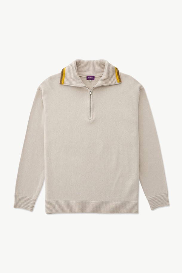 아이보리 색상의 오버핏 반집업 니트입니다. 베이직한 디자인으로 오피스룩에 잘 어울립니다. 긴소매로 제작되었습니다.
