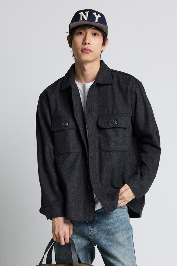 세련된 스타일을 연출하는 오버핏 빅포켓 셔켓 (그레이)입니다. 가을과 겨울, 데이트룩과 겨울 데일리룩에 활용하기 좋은 아이템입니다. 넉넉한 오버핏으로 편안한 착용감을 선사하며, 캐주얼, 미니멀, 클래식 스타일을 모두 소화합니다. 도톰한 두께감의 울, 레이온 혼방 소재로 부드러운 촉감을 느낄 수 있습니다. 가슴 포켓 디테일과 티셔츠 레이어드가 가능하며, 단품으로도 멋스럽게 연출할 수 있습니다.
