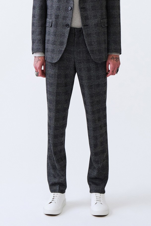 WARM 터치 스트레치 슬랙스_글렌체크 (테이퍼드핏)는 포멀과 일상 모두를 아우르는 남성용 슬랙스입니다. 가을, 겨울에 어울리는 두꺼운 두께감과 부드러운 촉감의 울 소재로 제작되었습니다. 글렌체크 패턴이 클래식하고 포멀한 스타일을 연출하며, 테이퍼드핏 디자인으로 세련된 핏을 선사합니다. 스트레치 기능과 웜터치 가공으로 편안함과 보온성을 동시에 제공합니다. 오피스룩, 비즈니스 캐주얼, 출근룩 등 다양한 TPO에 활용하기 좋은 미니멀하고 클래식한 디자인의 슬랙스입니다.
