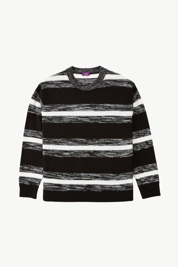 오버핏 연사 블록 니트 (블랙)는 남성을 위한 상의로, 가을과 겨울에 따뜻하게 착용할 수 있는 두꺼운 두께의 니트입니다. 라운드넥 디자인에 오버핏으로 제작되어 캐주얼하고 베이직한 스타일을 연출합니다. 블랙과 화이트 컬러 조합의 블록 패턴과 긴 소매가 특징이며, 미니멀한 무드로 다양한 코디에 활용하기 좋습니다. 
